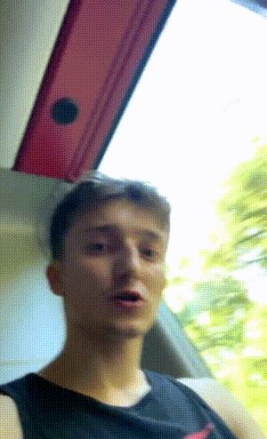 Il gicle contre le fauteuil du bus.