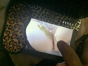 Hot thick cum on her pussy