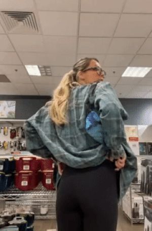 Savvy Suxx public flashing