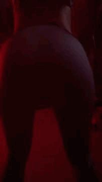 MILF leggings ass reveal