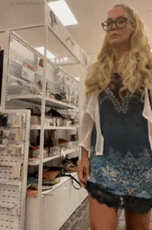 Savvy Suxx public flashing