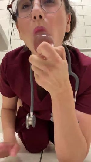 Lilly Vig enlève son plug et le lèche