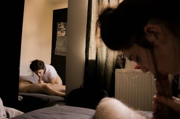 Nice mirror-shot of an amateur brunette sucking dick