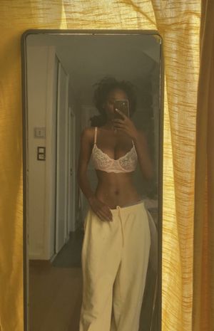 Princia Gonoporo selfie in her bra