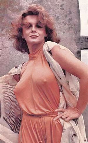 A photographer asks Ann-Margaret to pose with evil intent