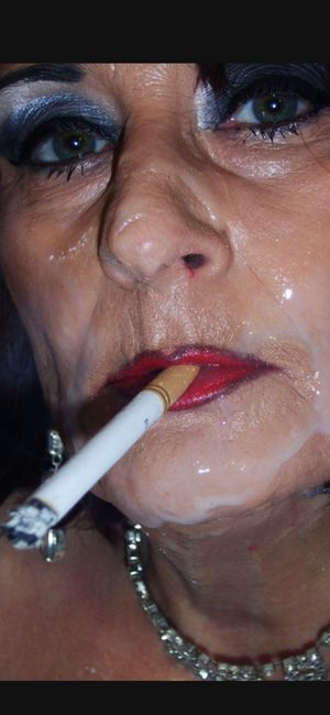 BEAUTIFUL EVELYN SMOKING ❤️