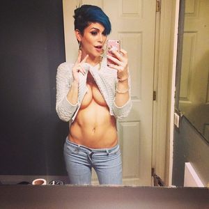 Domino Presley shows off hot stomach selfie