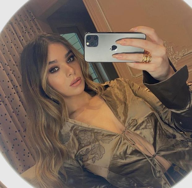 Hailee Steinfeld New mirror selfies via IG post 2