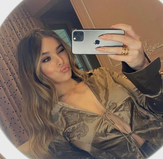Hailee Steinfeld New mirror selfies via IG post 3
