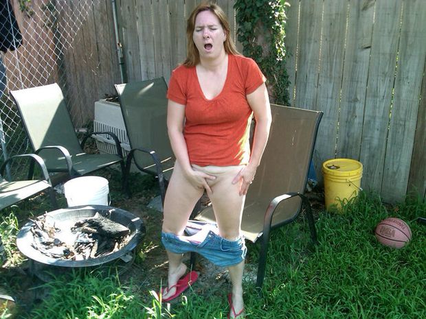 Dutch Milf Liesbeth masturbates in garden after BBQ