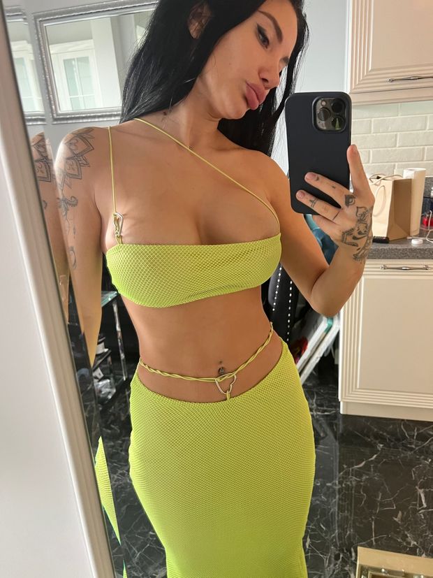 Big boobed queen