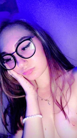 Hot brunette sends you a sexy pic