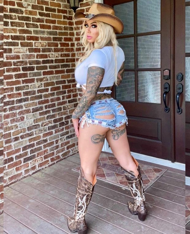 Cowgirl Karma Rx and her ripped jeans!