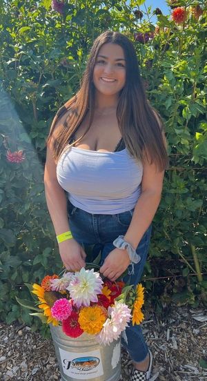 Alexa big boobs outside with flowers