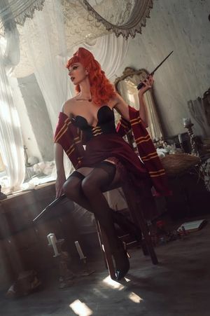 Redhead Hogwarts cosplay