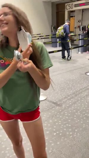 Elle enlève son plug et le lèche en public