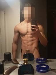 Fit hottie takes a nude thirst trap.