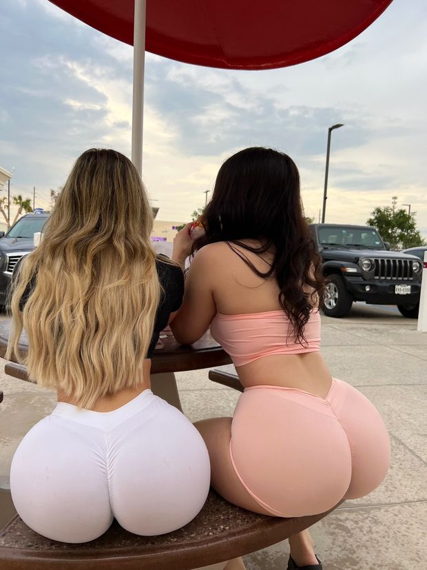 In-N-Out pawgs