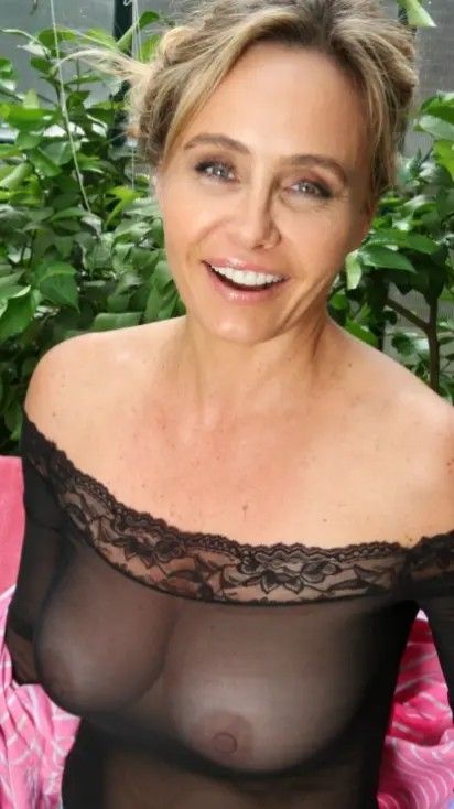 Keksa ayol va yosh ayol ortasidagi jinsiy aloqa haqida onlayn videolarni tomosha qiling.