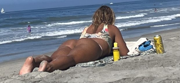 More fine asses out and about