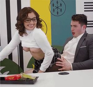 Leana Lovings shake it