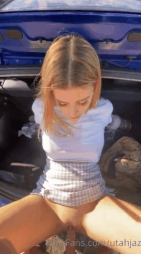 Teen hottie fucked in the back of a car