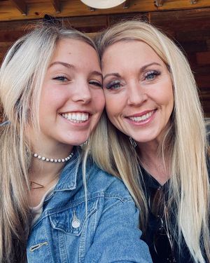 Double the blonde hotness.