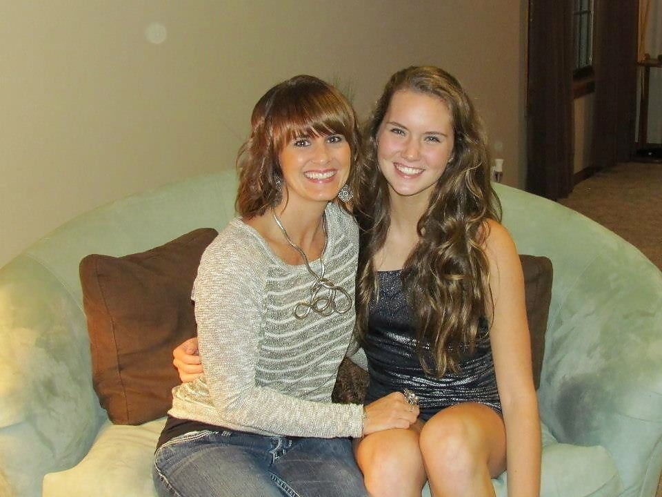 Brunette pairing is so hot.