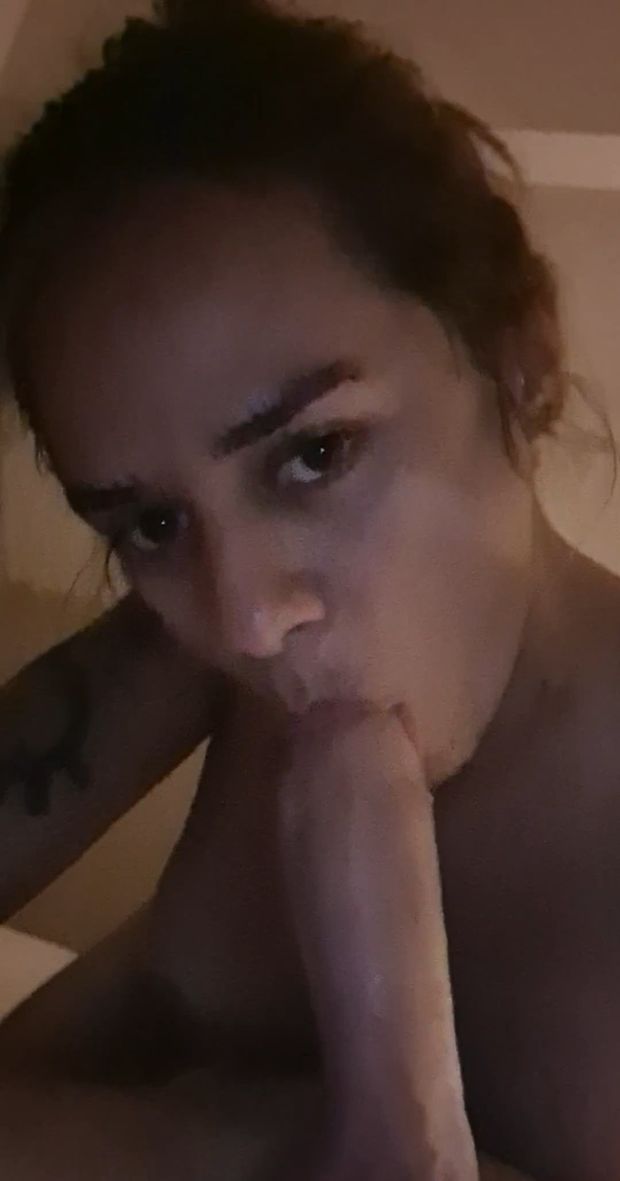 Latin girlfriend Luna Escobar sucking big german cock