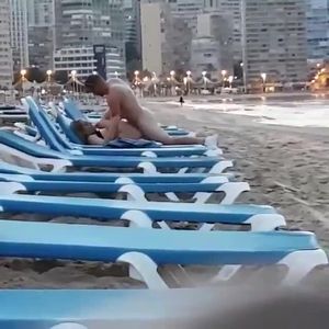 Sex à la plage en public