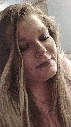 This bitch knows it's part of the deal to get facialized