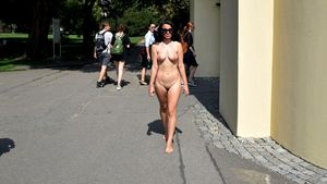 Loretta - public nude