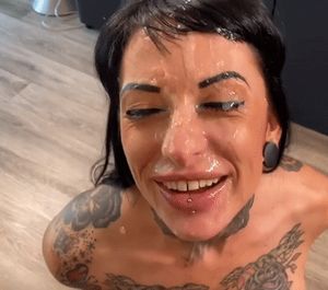 Happy tattooed cumslut Jessie Lee