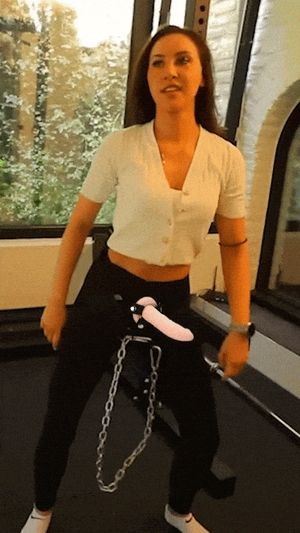 Jasmin Gnu mit Strapon