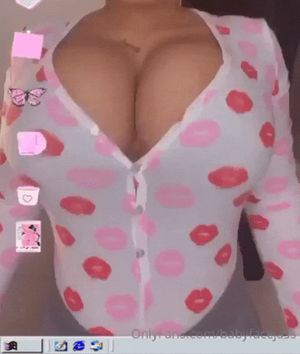 Babyyfaceejas/Jasmyn Aaliyah jiggling and squeezing her boobs