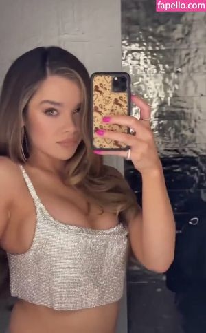 Sexy Hailee Steinfeld Selfie
