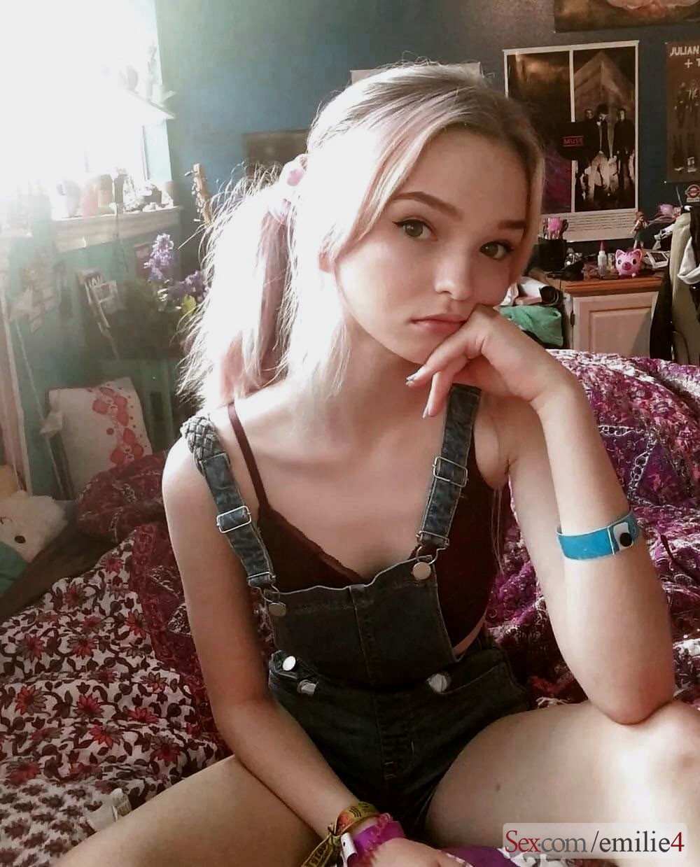 this pretty chick deserves an attempt at color restoration
