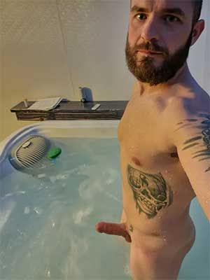 Bearded cute gay guy in Portland, Oregon with a bathtub with room for 2 or 3 guys to have sex with