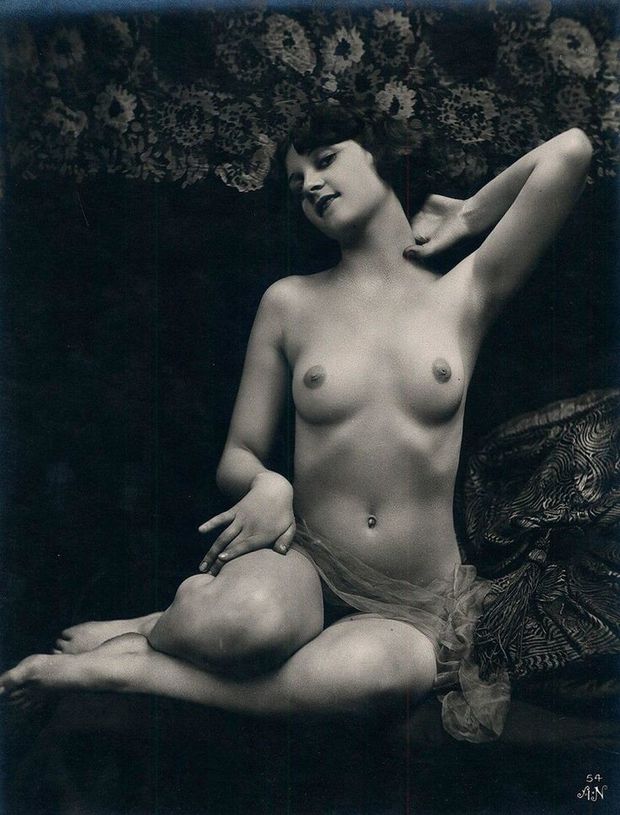 Evelyn Nesbit - full nude pose