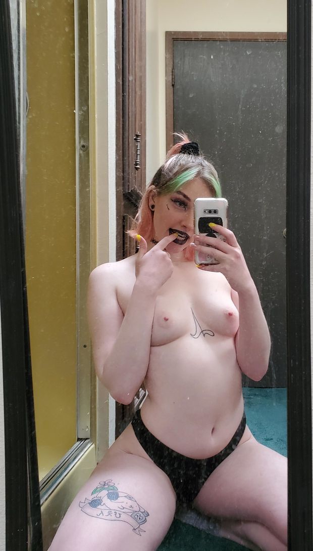 hot slut mirror pic