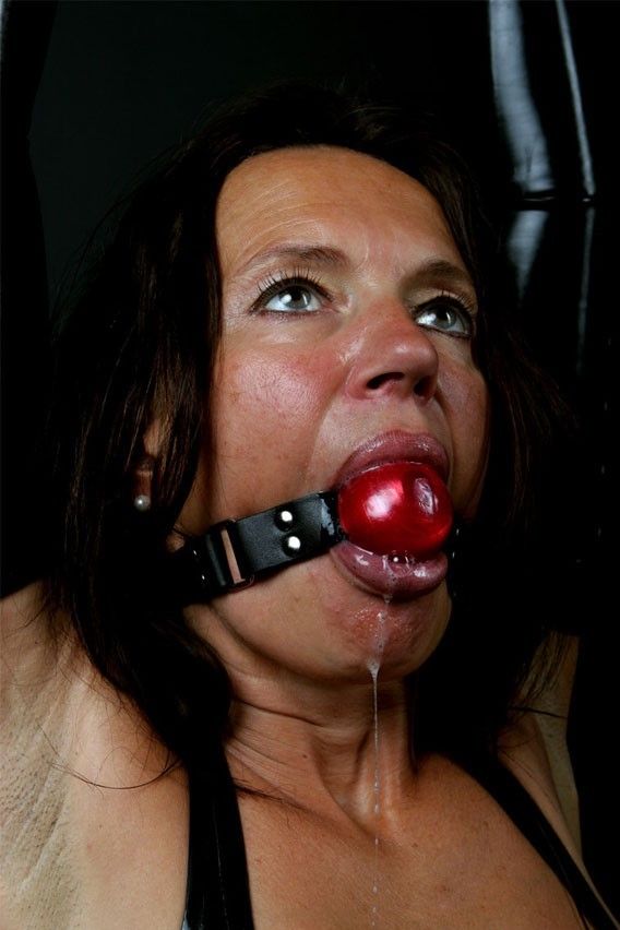 Older female slave disciplined.