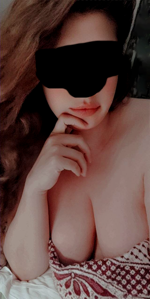 Naia Juan full cleavage