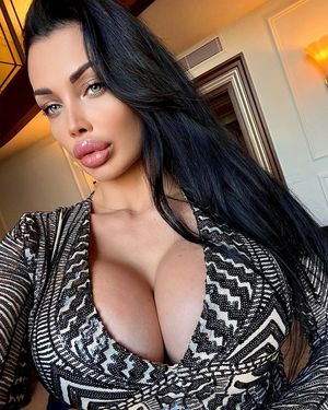 Bimbo Goddess Aletta and her divine cleavage