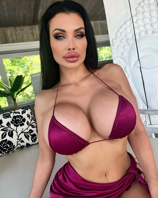 Bimbo Goddess Aletta in sultry swimsuit