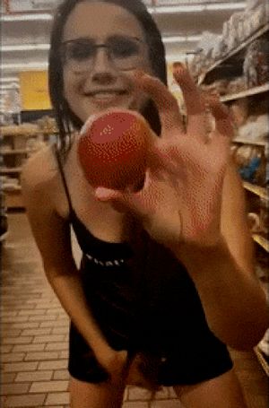 Lilly Vig public flashing