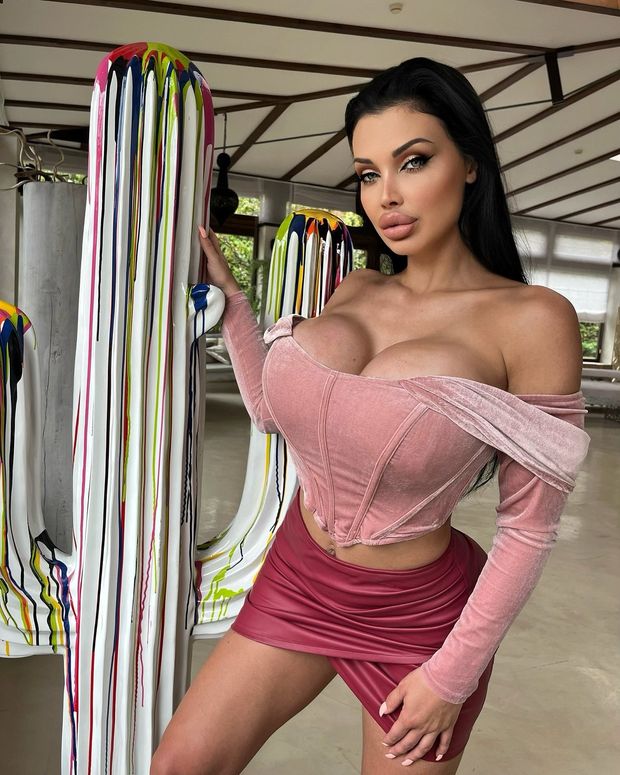 Bimbo Goddess Aletta and her gravity-defying tits