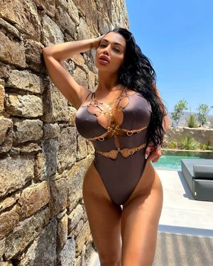 Bimbo Goddess Aletta wants to take a dip in the pool with you