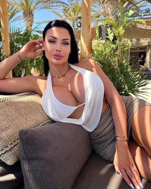 The bimbo Goddess Aletta, relaxed and radiant