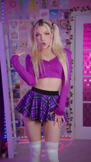 Alice Delish en pourpre