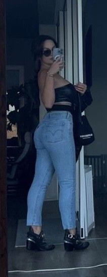 Suffocating to her pussy